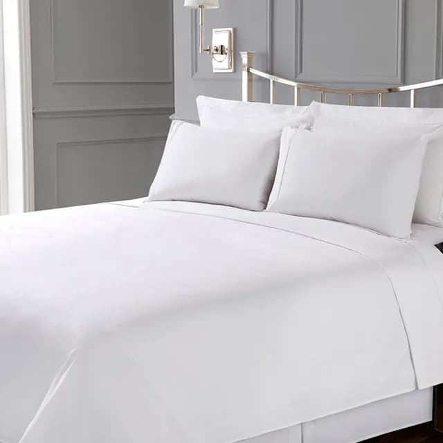 8. Sprei Putih ala Hotel